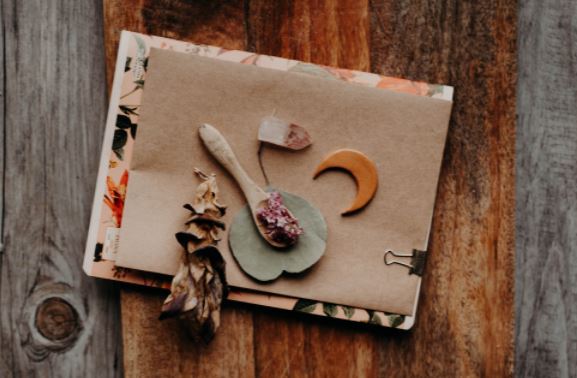 Un quaderno di ricette per cucinare con degli utensili sopra un tavolo di legno