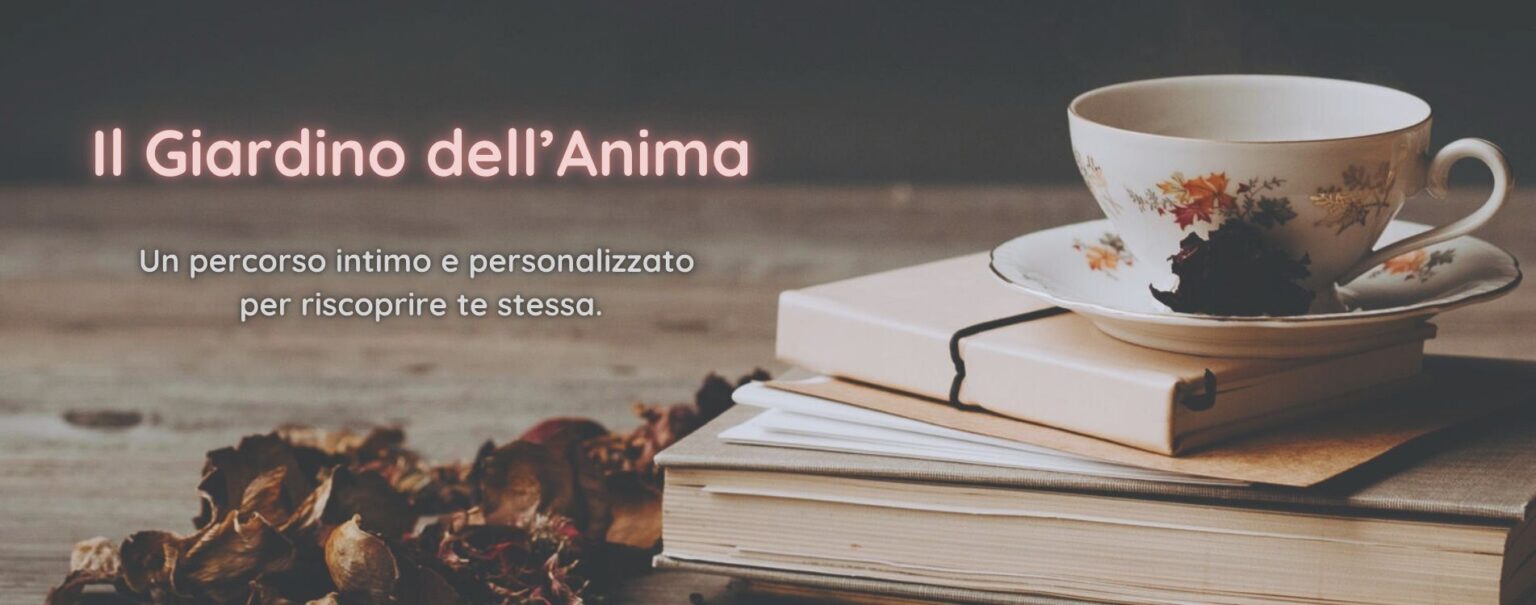 Una tazza per una calda bevanda, libri e lettere scritte a mano